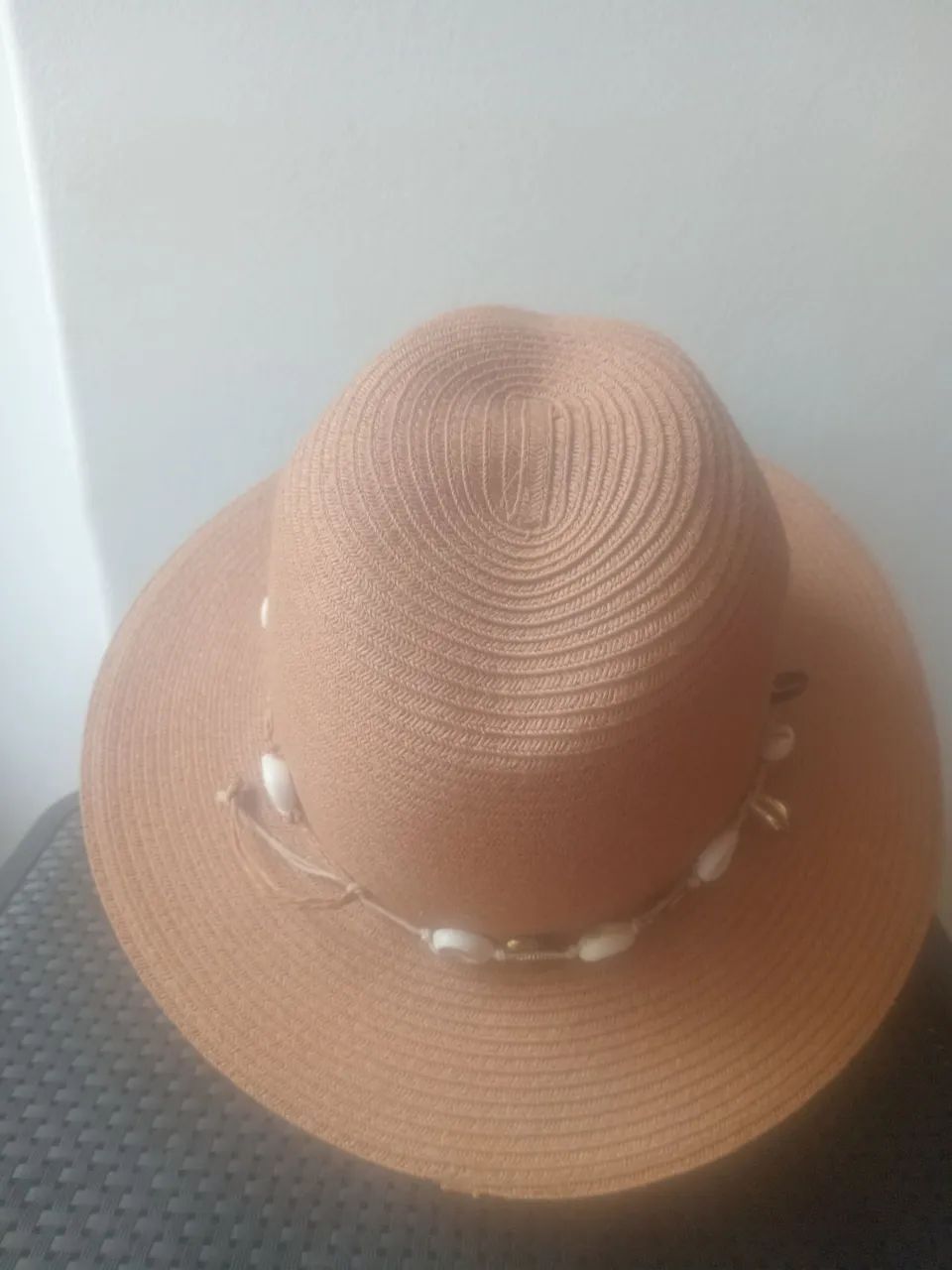 chapéu de palha bege com aba média a larga e aplicação de cordão com búzios. - Foto 3