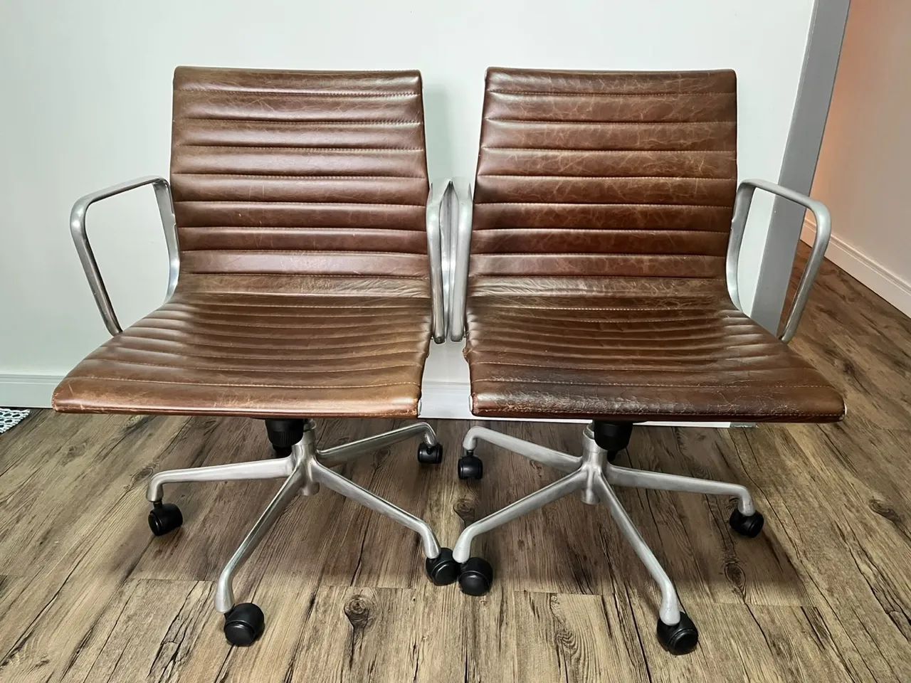 Cadeiras  Modelo: Herman Miller - Eames EA335
