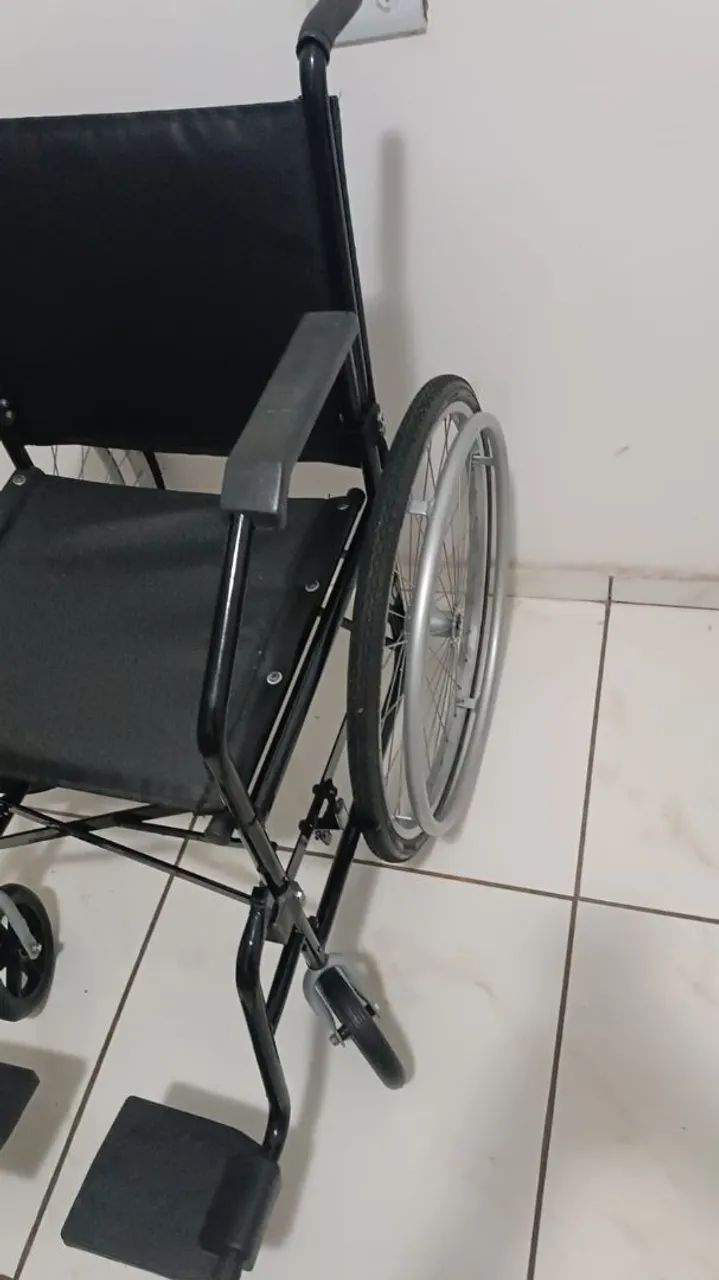 CADEIRA DE RODAS MEGA ACOLCHOADA REFORMADA COM QUALIDADE E DURABILIDADE  - Foto 2