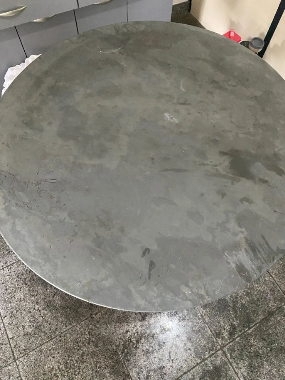 Mesa com tampa de cimento e base de madeira - Foto 4