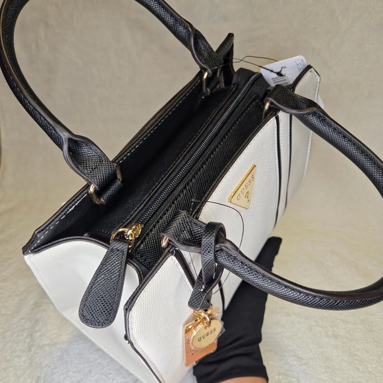 Bolsa Guess Original Cassian Branca e Preta Transversal - NOVA - Foto 4