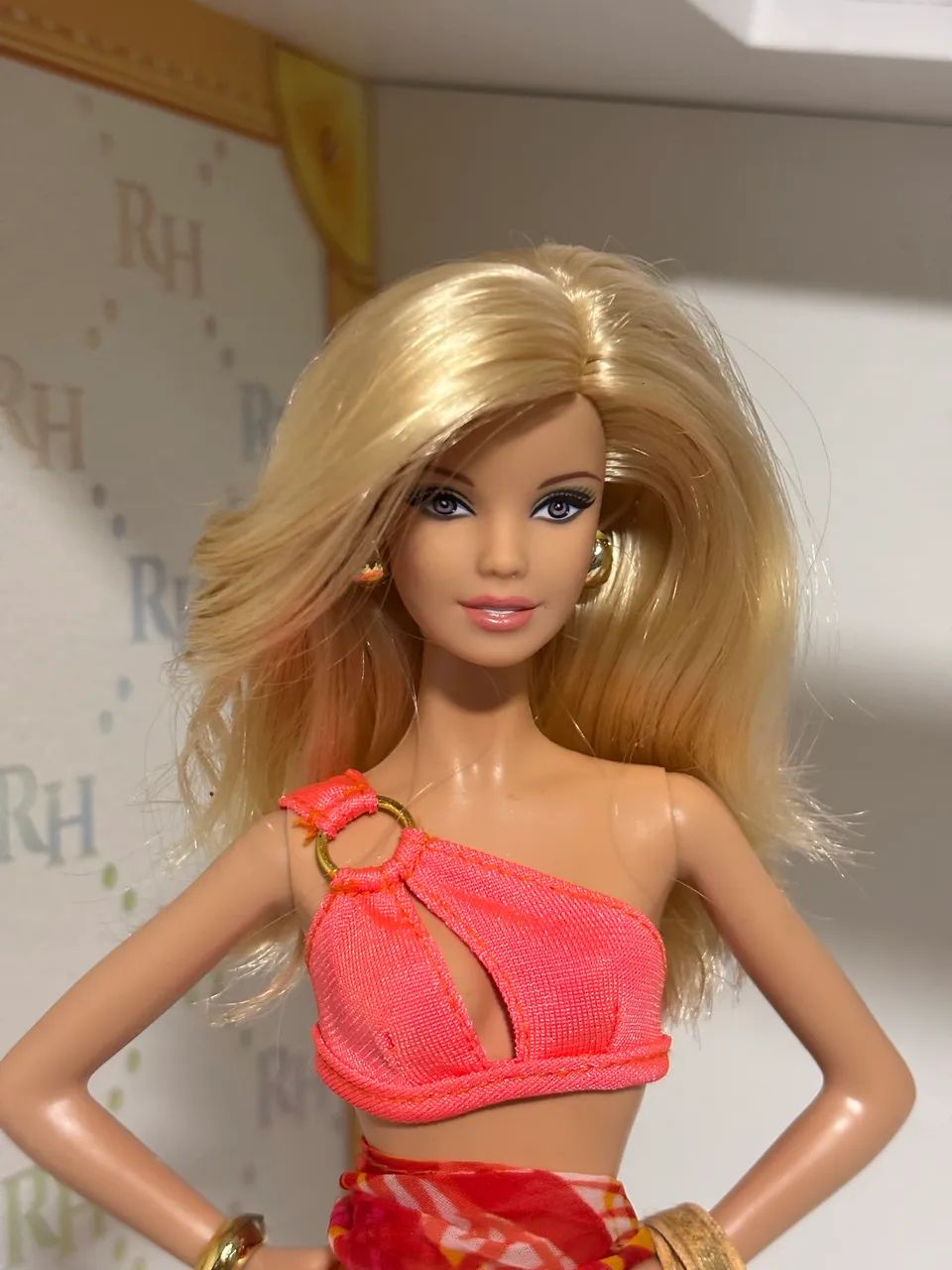 Boneca Barbie Basics Praia 