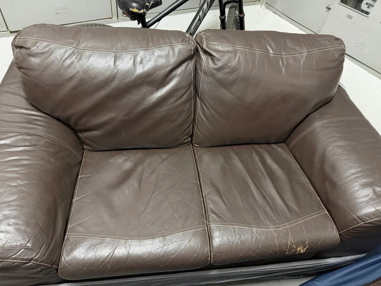 Vendo sofá de dois lugares couro legítimo  - Foto 3