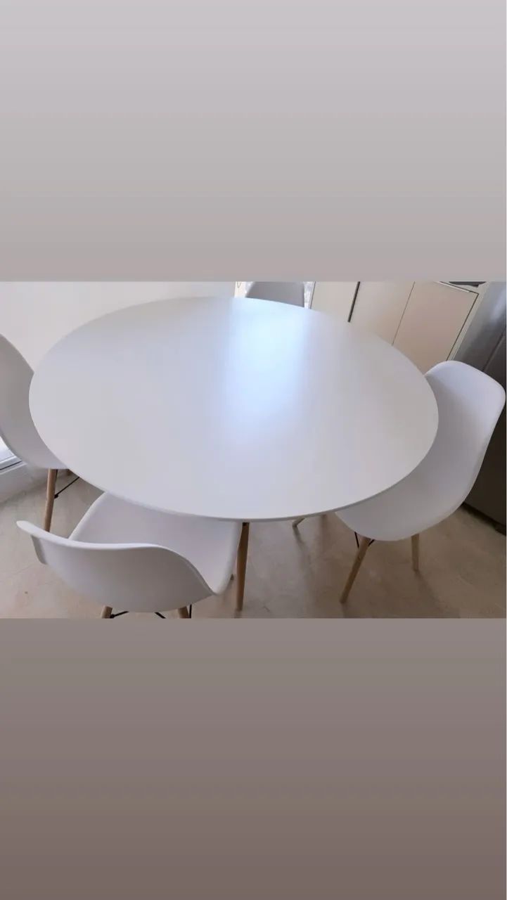 Conjunto mesa com quatro cadeiras linda.