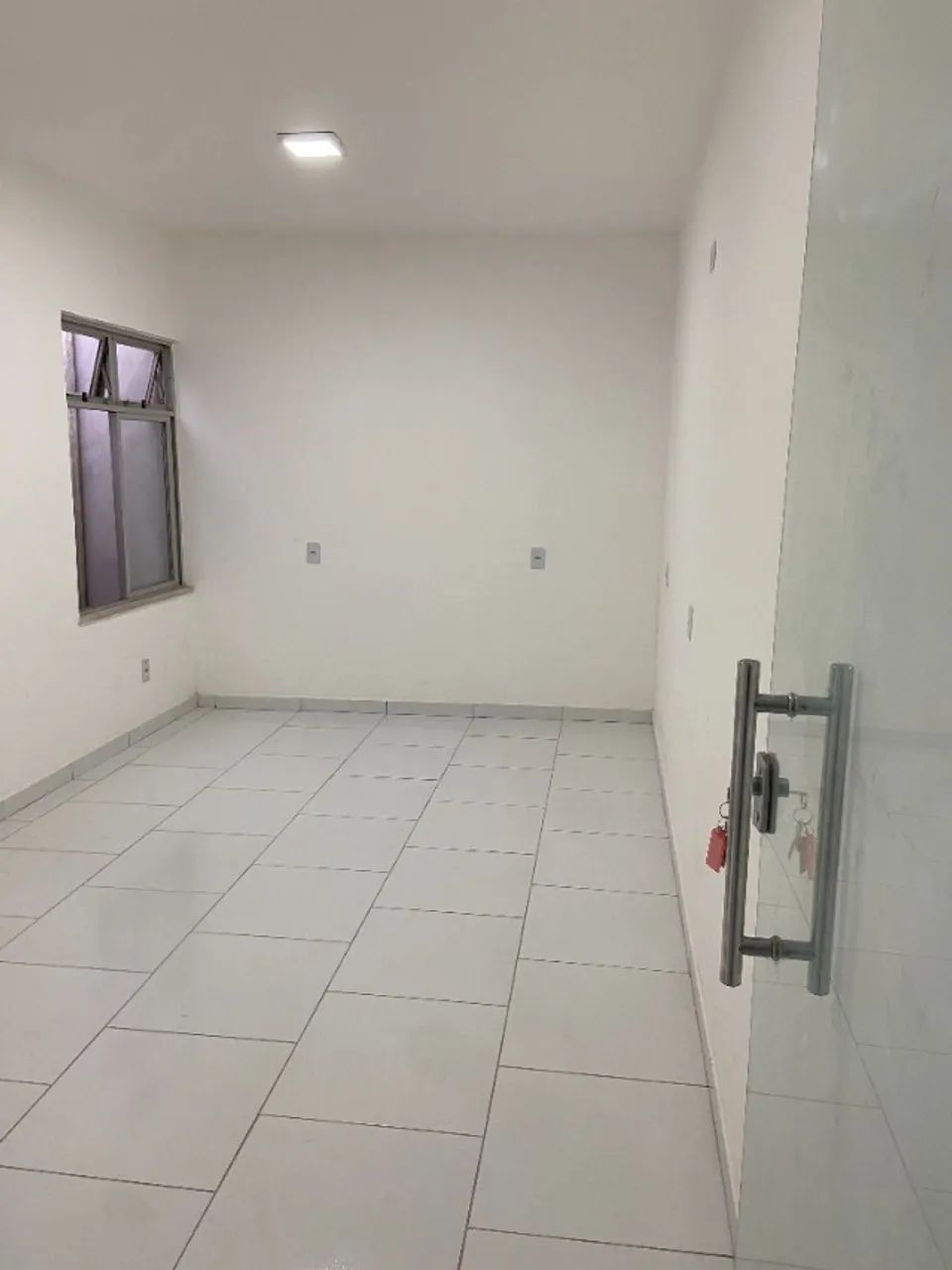 Sala de 16m² c/ Lavabo, Air-Split 12000BTU, São Brás, Prédio em Laje, Gradeado. - Foto 3