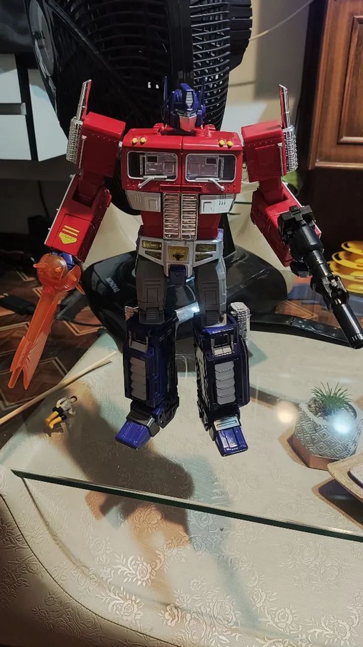 Transformers MP 10 KO Oversized Optimus Prime e MP 21 KO Oversized Bumblebee