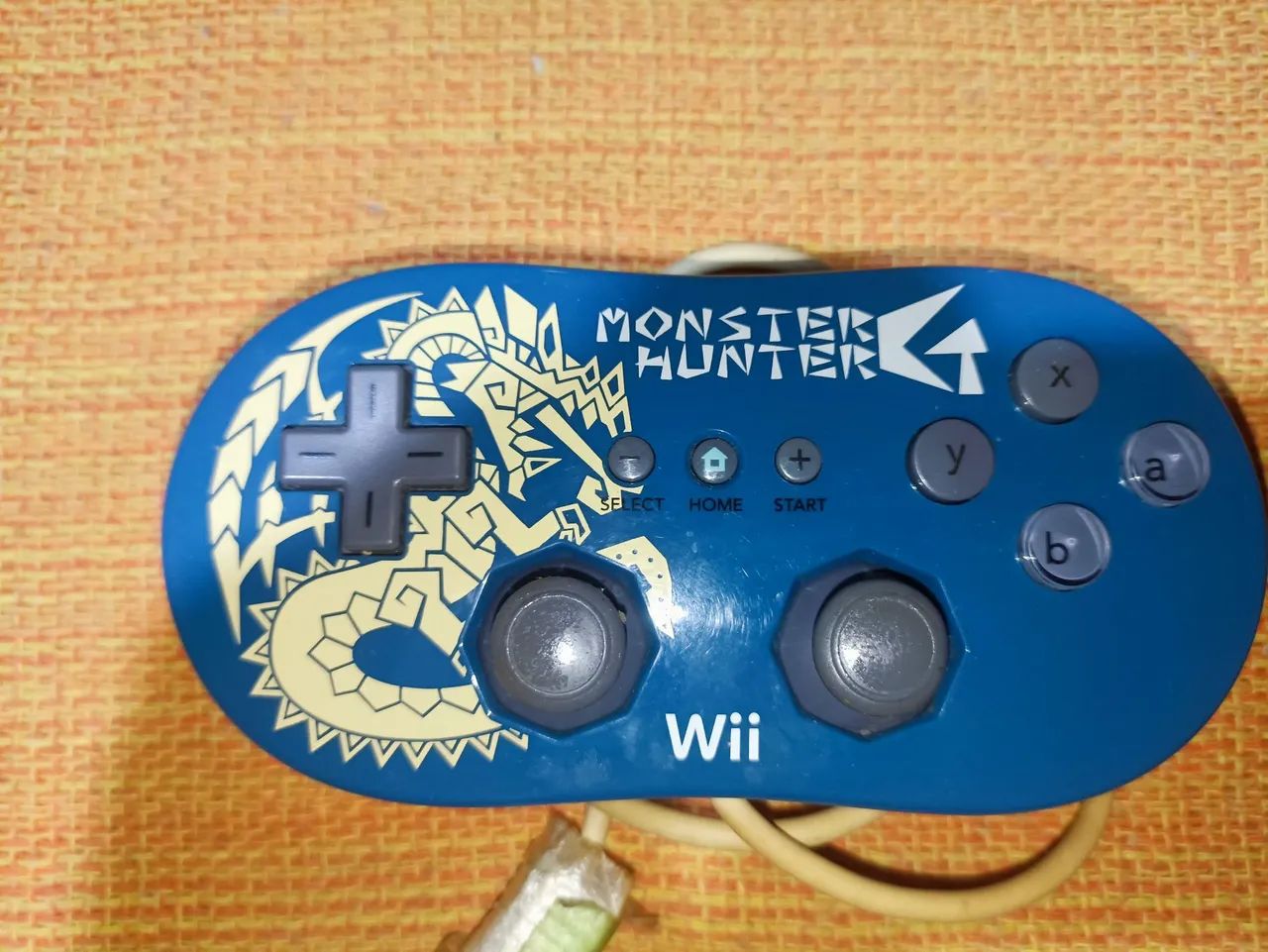 Controle classic de Wii versão monster hunter Tri