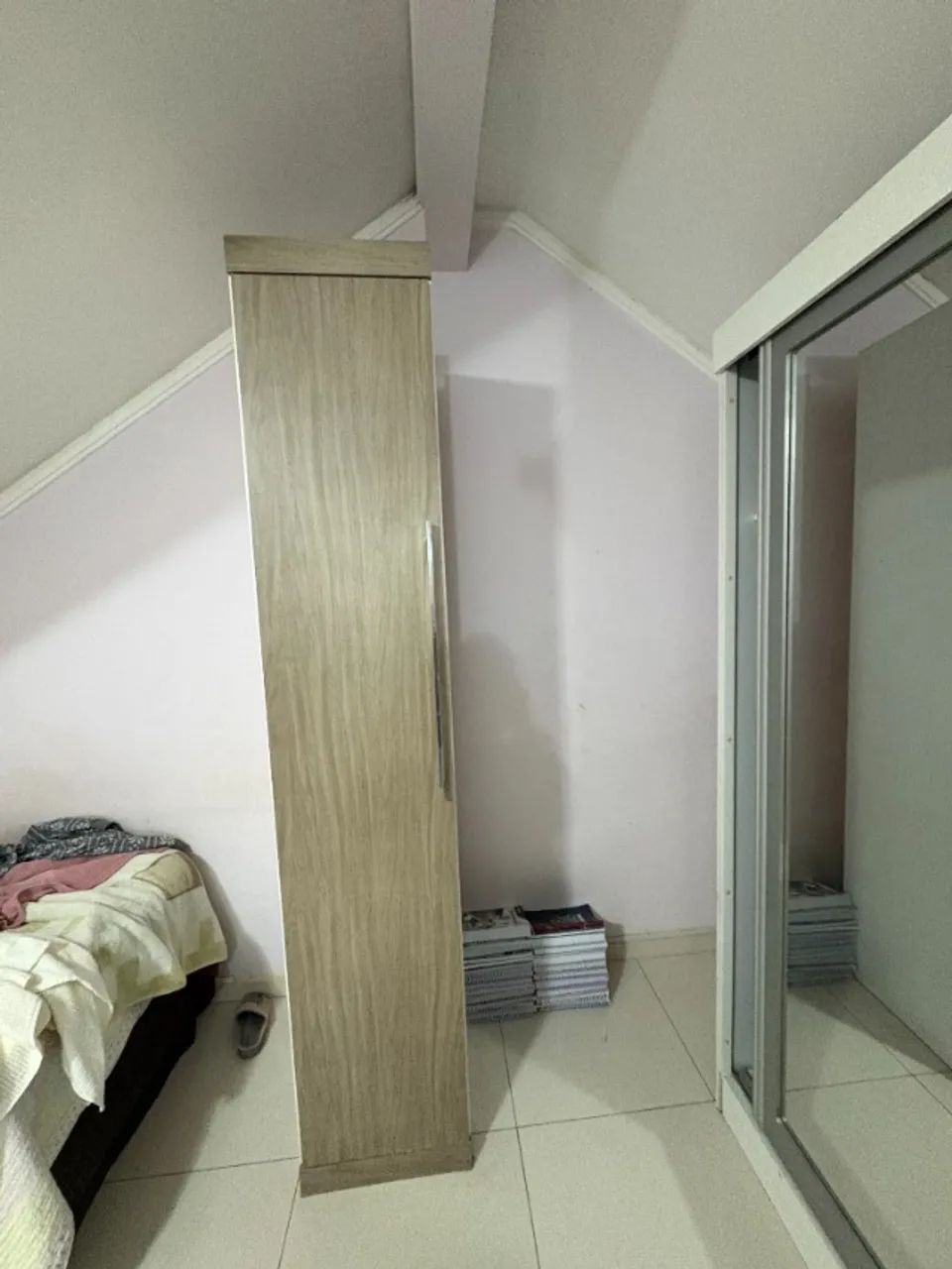 Torre com prateleiras