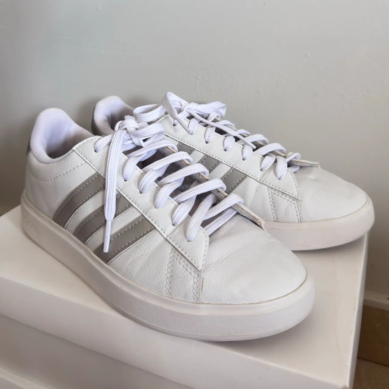 Tênis Adidas Branco - Casual e Confortável