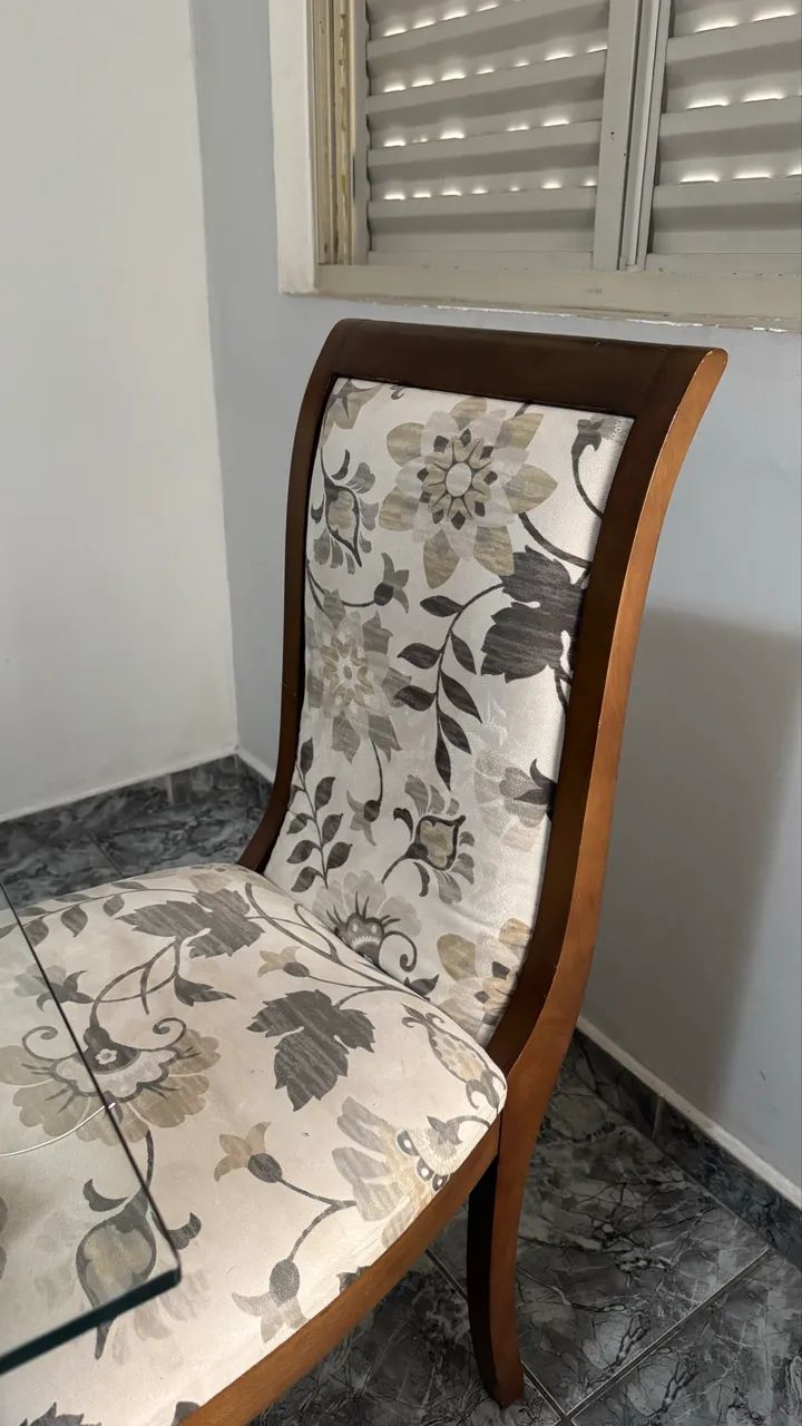 Mesa com tampo de vidro e 6 cadeiras acolchoadas 