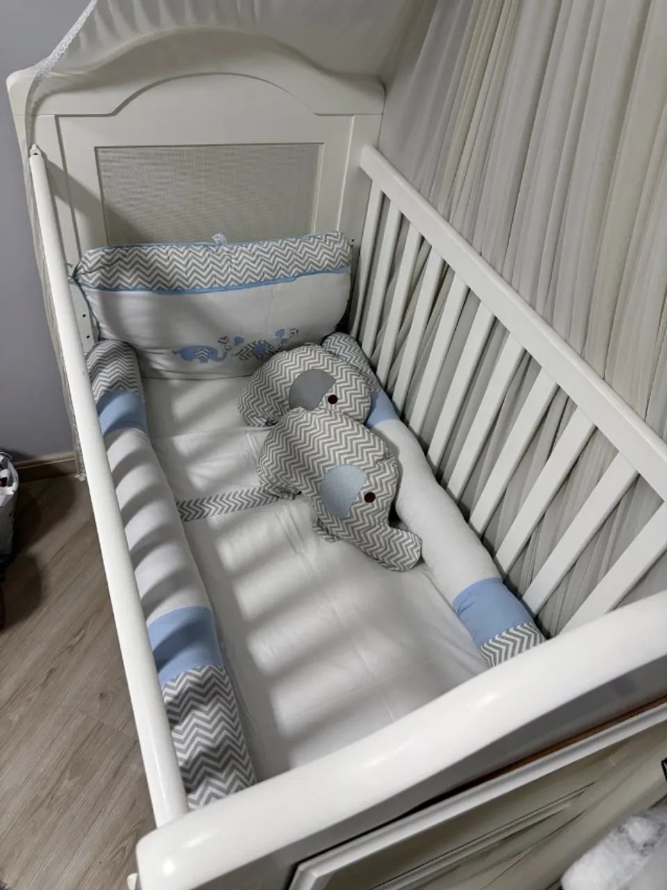 Berço de madeira modelo provençal semi novo (completo com Dorsel, colchão e kit - Foto 3