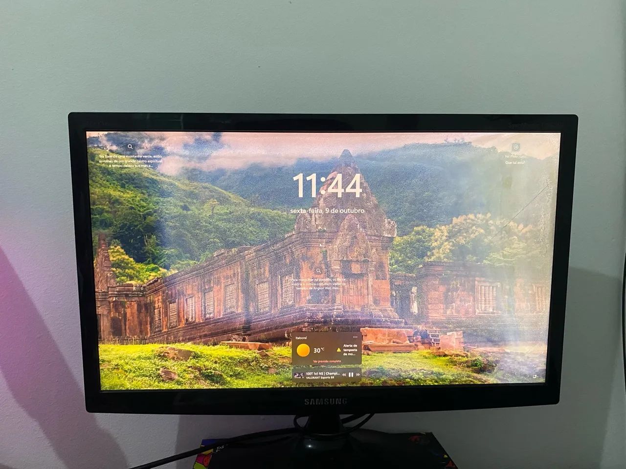 MONITOR SAMSUNG FULL HD - 21,5 POLEGADAS (COM DEFEITO NA TELA, MAS FUNCIONANDO)