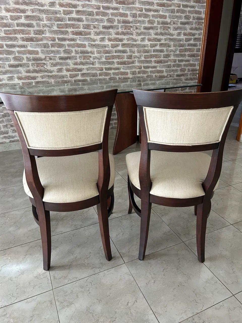 2 cadeiras madeira maciça  estofadas  - Foto 2