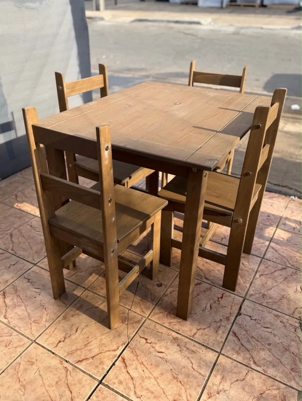 Jogo de Mesa com 4 Cadeiras