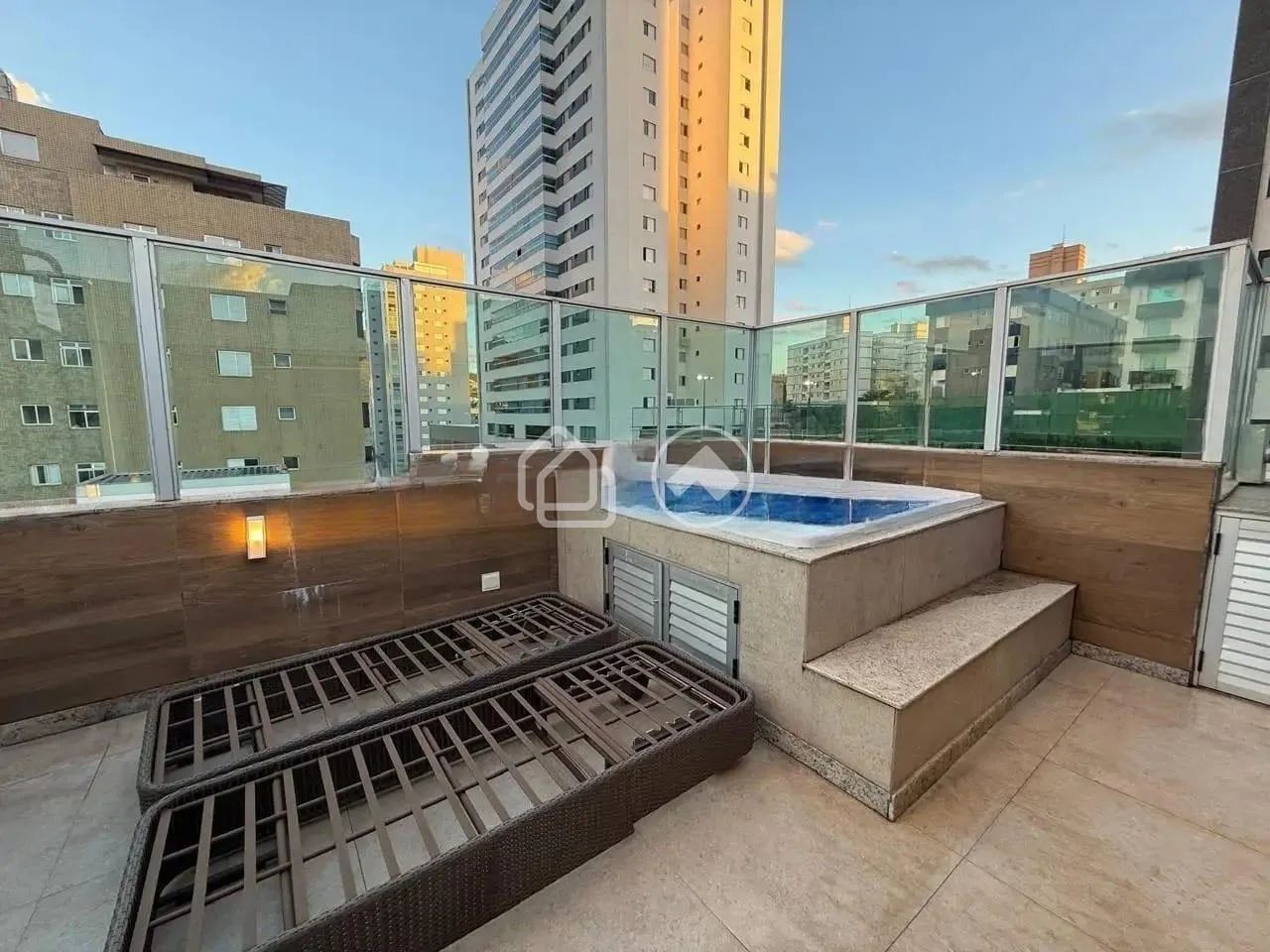 Cobertura de 4 quartos com área gourmet e jacuzzi  Localização privilegiada