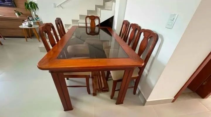 Mesa com 6 cadeiras de madeira + Espelho