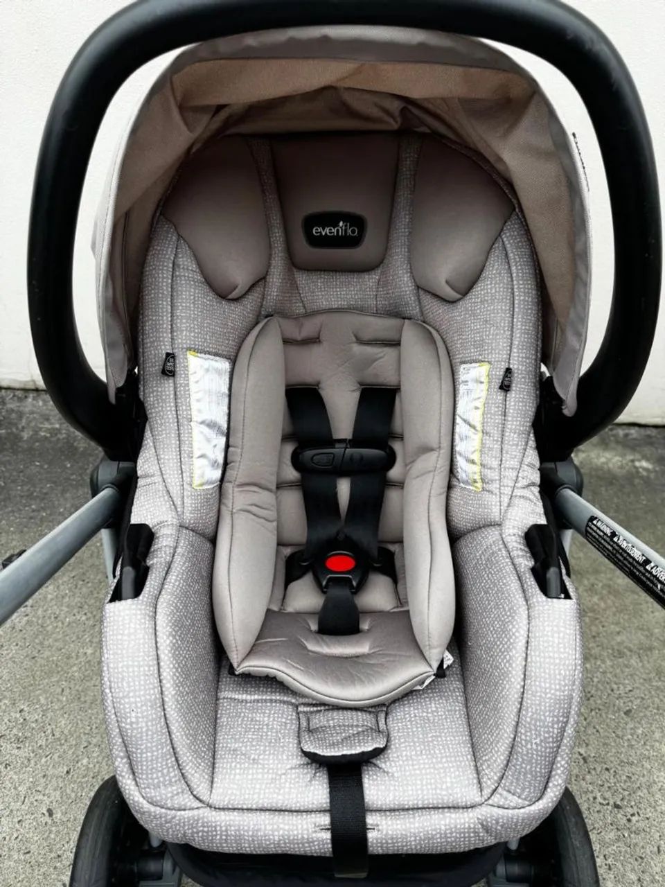 Carrinho bebê com bebê conforto ,semi novo  - Foto 4