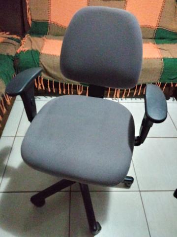 Vende-se ou troca por celular 2 cadeiras de escritório flexform - Foto 2
