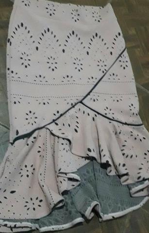 Vende-se uma saia usada apenas 1 vez interessados chamar no inox ou ligar
