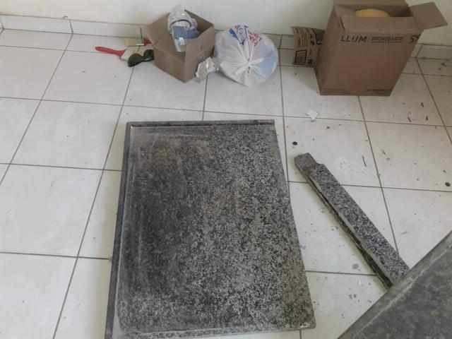 3 Pias de Mármore com Bancada completa - Foto 3
