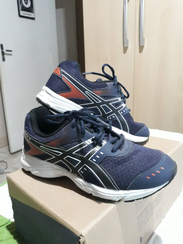 tenis asics ou mizuno