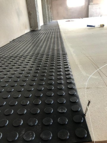 Piso anti-derrapante 50x50cm pastilhado 4mm R$ 9,95 - Foto 2