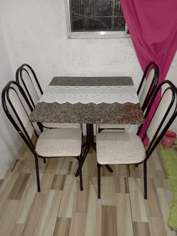 Mesa de granito com 4 cadeiras 
