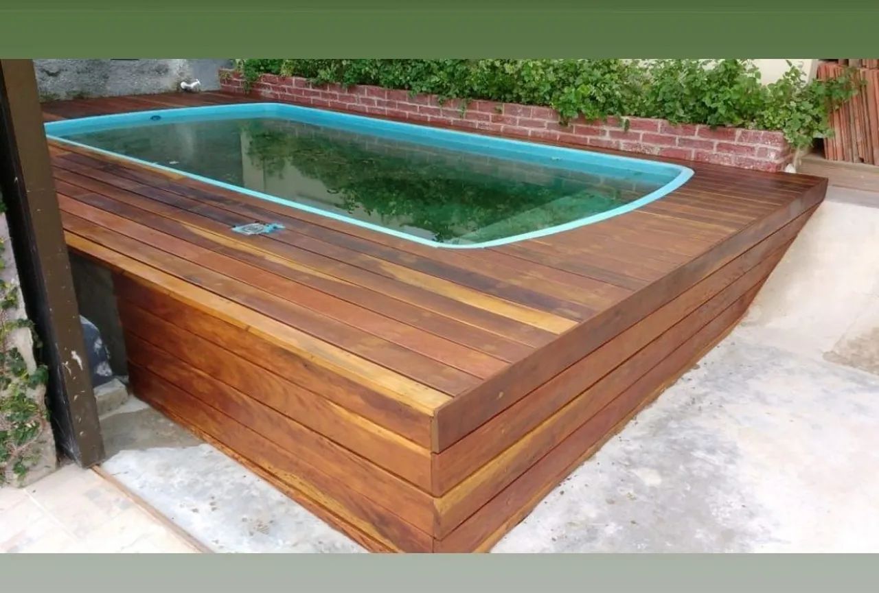 Deck de madeira para piscina
