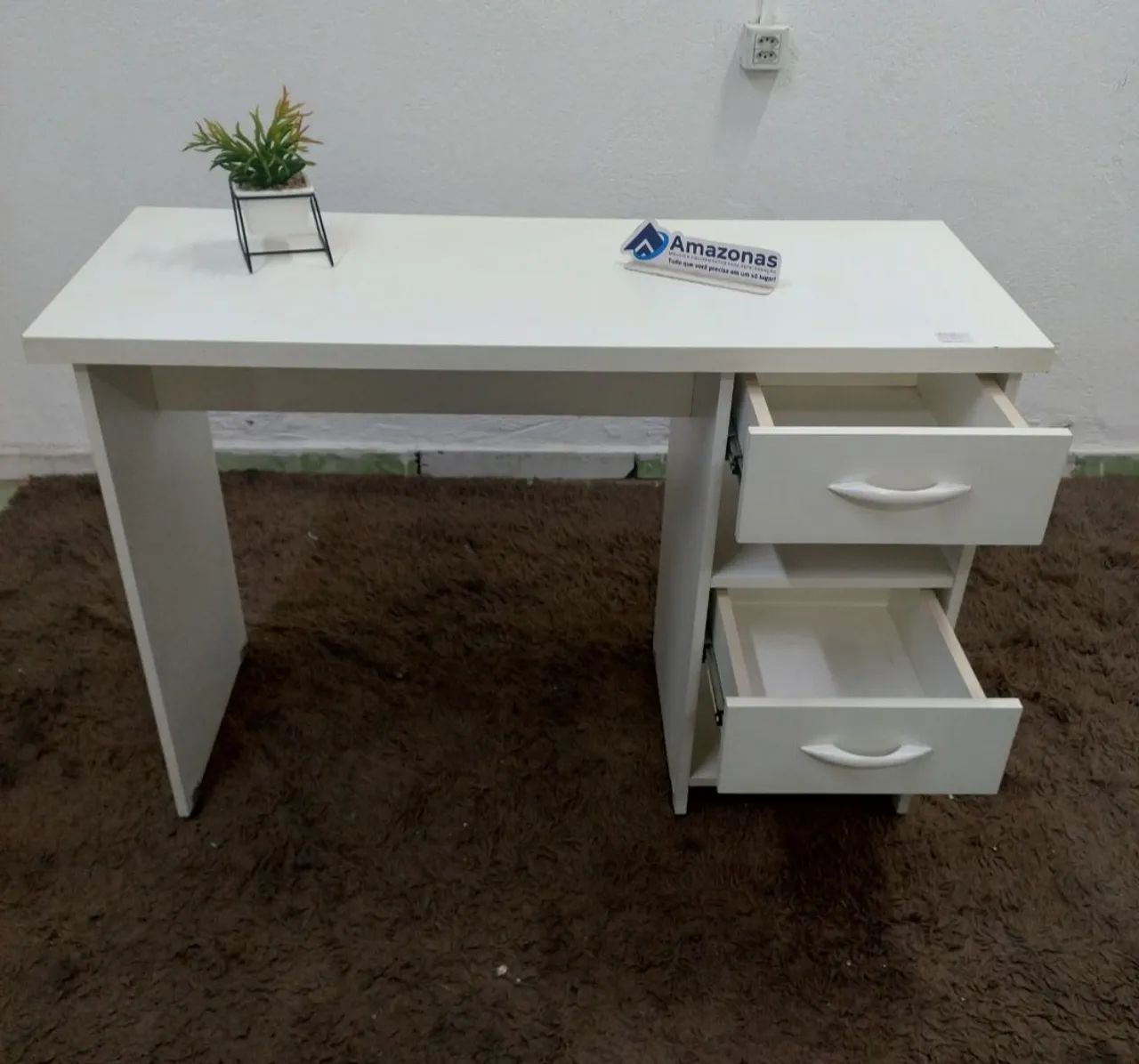 Escrivaninha no MDF branco com gavetas 