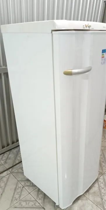 Geladeira Eletrolux d?gelo fácil bem conservada  - Foto 3