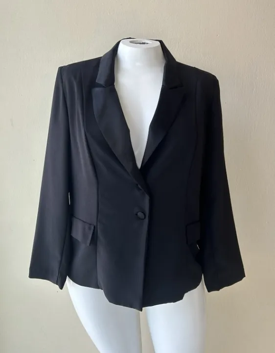 Blazer na cor preta, classico, tamanho 48, artesanal.