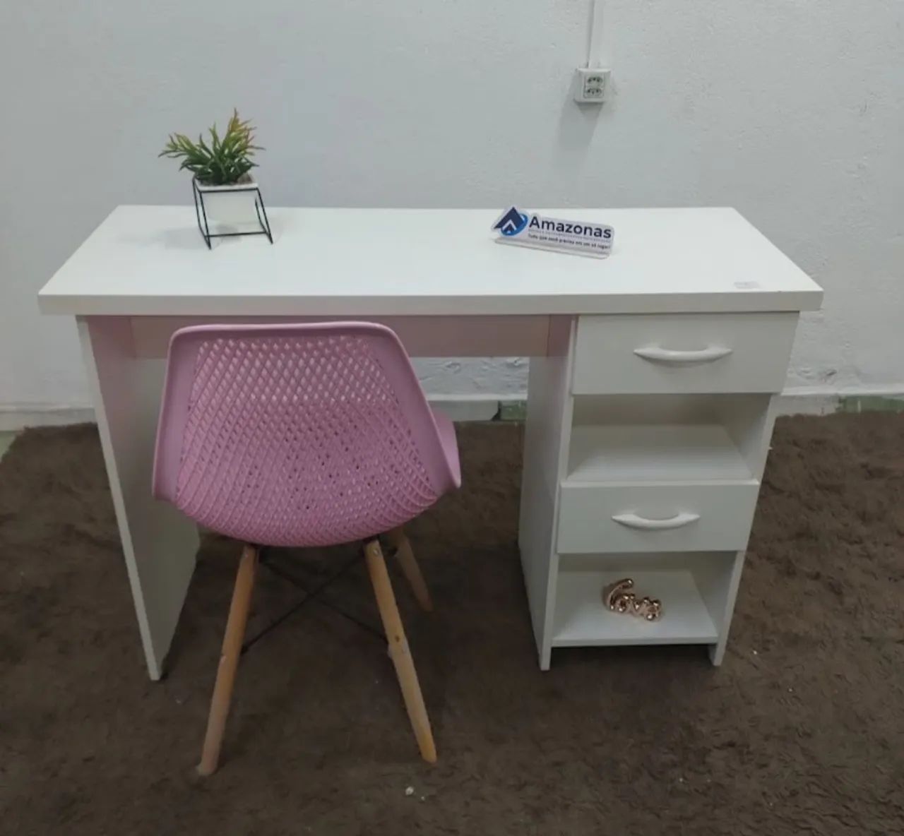 Escrivaninha no MDF branco com gavetas  - Foto 3