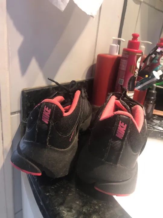 Tênis Nike Preto com Detalhes Rosa - Foto 4