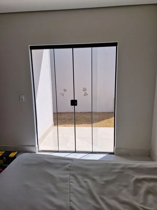 Porta de vidro com design moderno para sua casa!