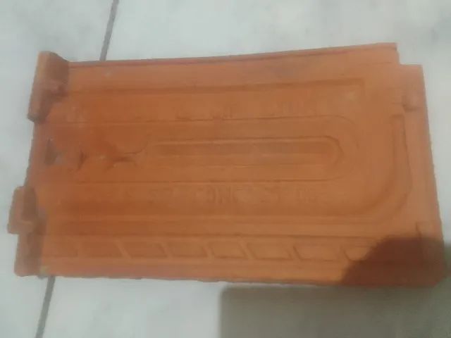 Vintage French roof tiles in good condition; 1000 units available