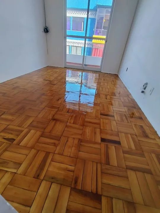 Raspagem de piso de madeira e aplicação de verniz - Foto 5
