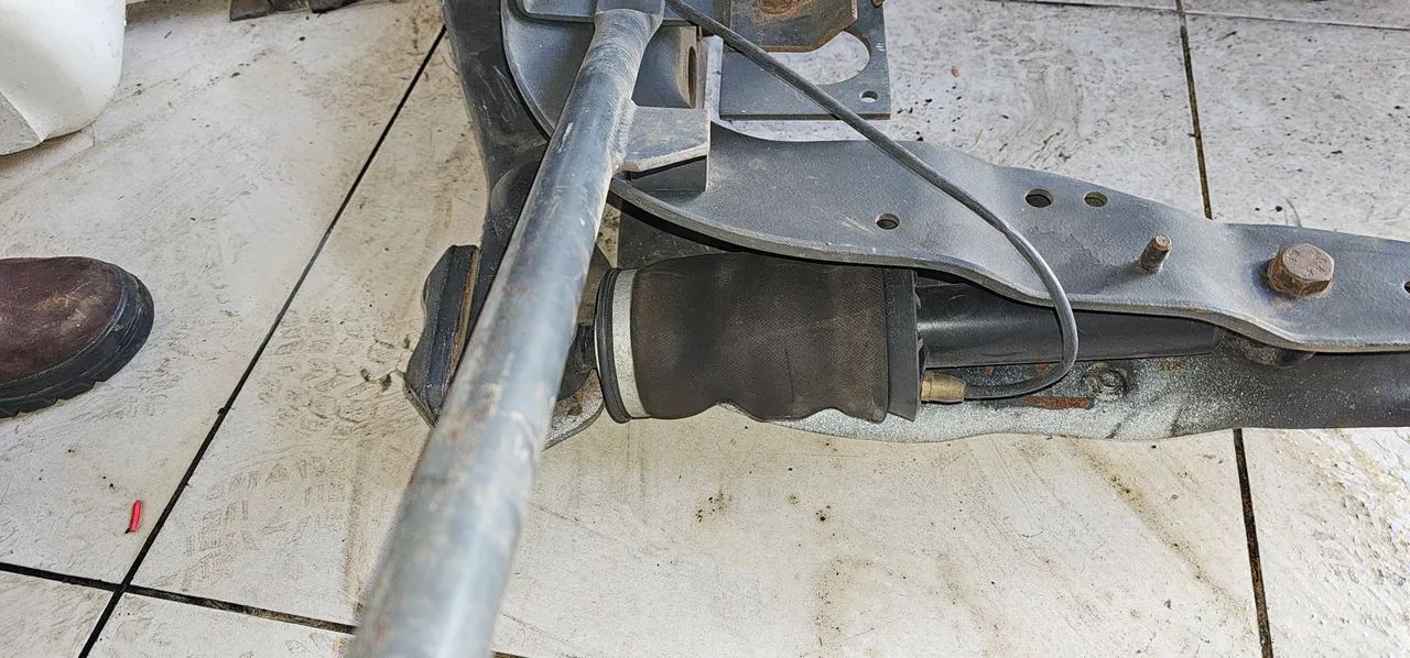 Suporte cabine iveco stralis completo com amortecedor - Foto 5