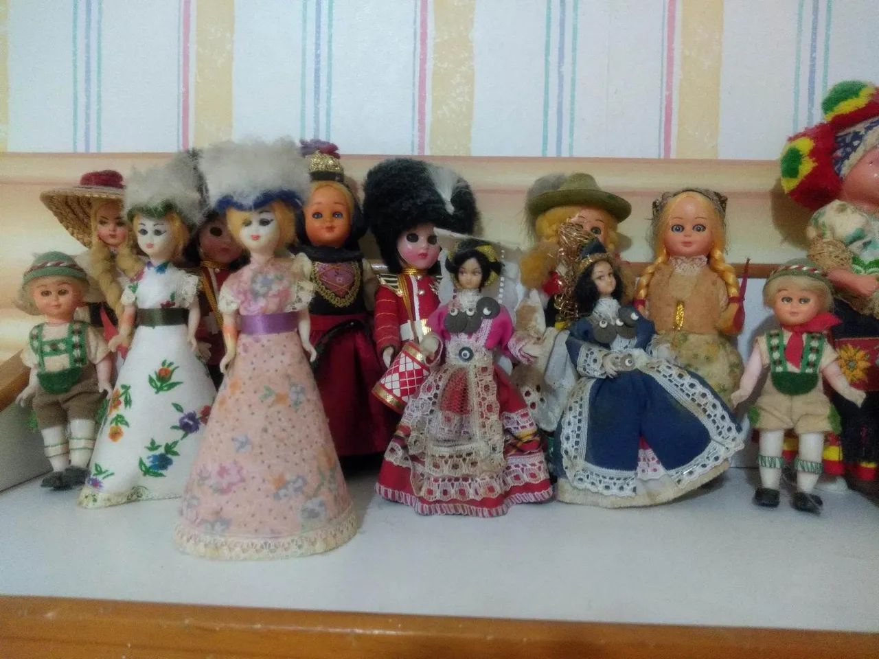 Bonecas Colecionáveis - 22 Peças - Usando Trajes de Vários Países 