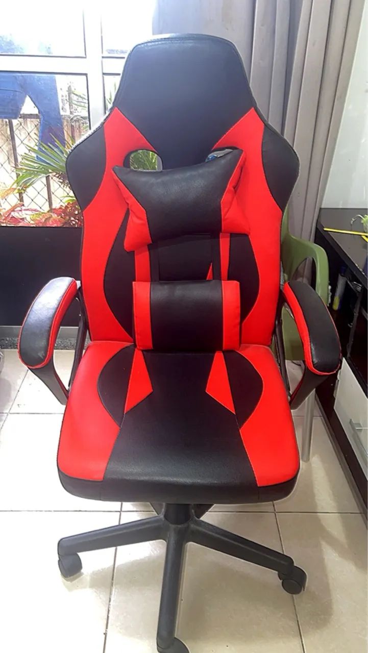 Cadeira Gamer Preta com Detalhes Vermelhos - Foto 2