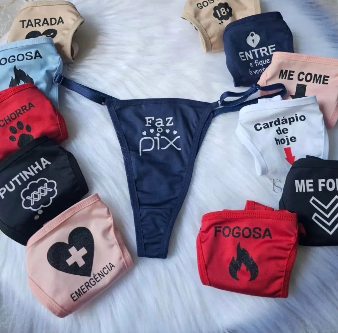 Calcinhas com frases.