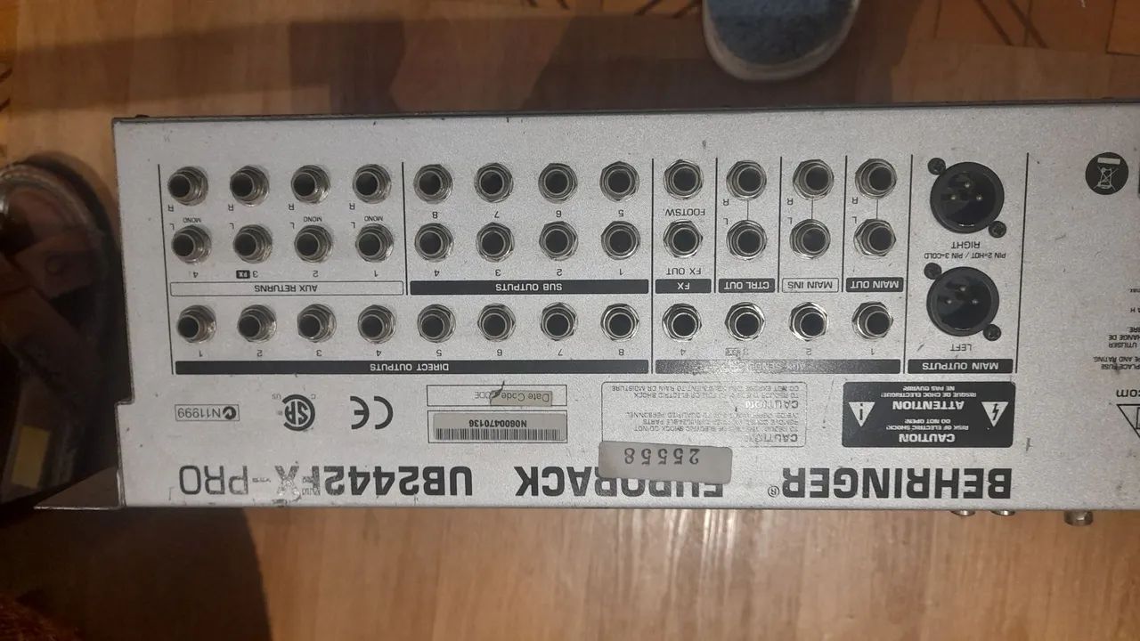 Mesa de Som Behringer Eurorack UB2442FX-PRO - Foto 5