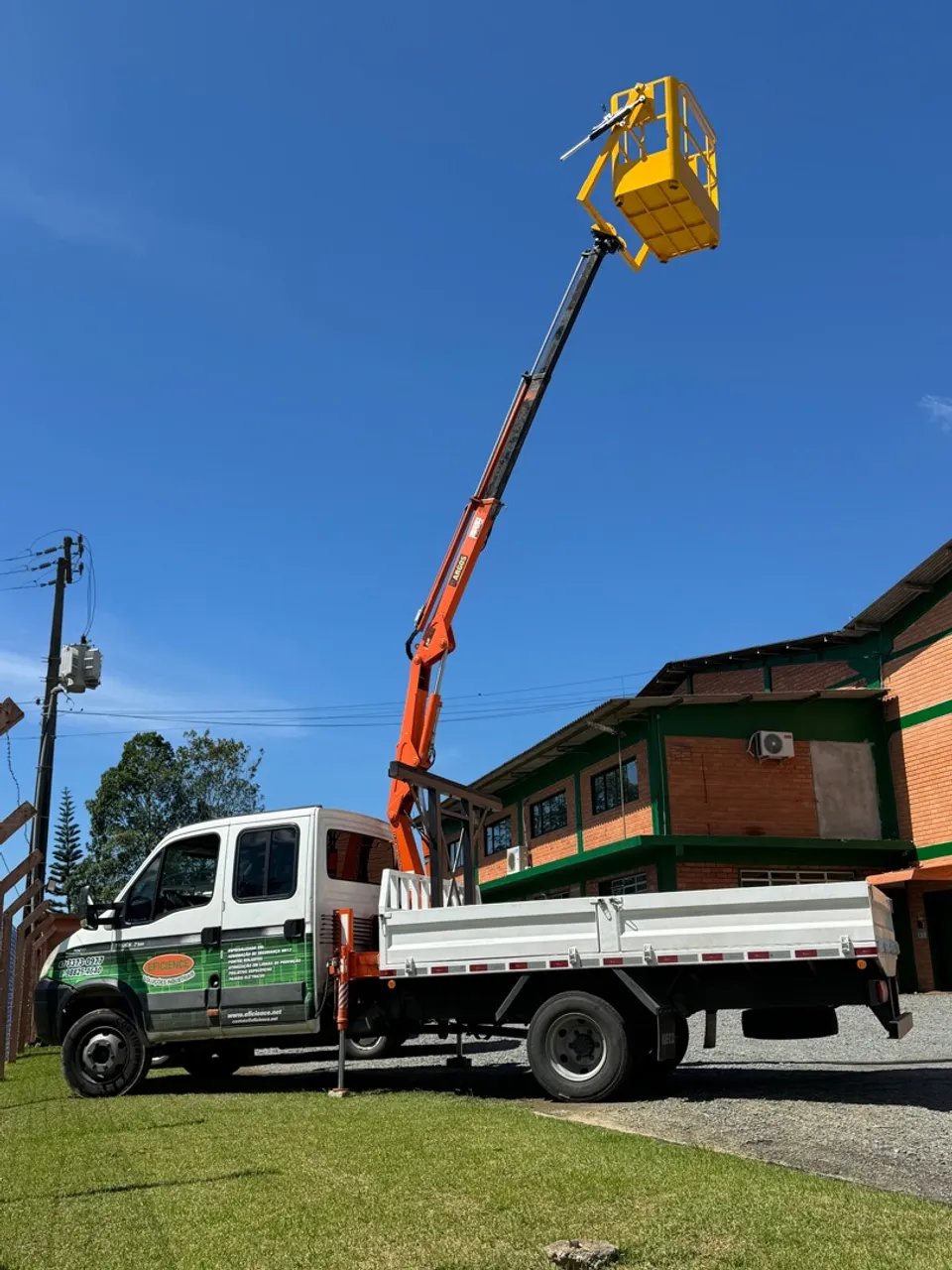 Caminhão IVECO 7Ton. Com Munck para trabalho em altura