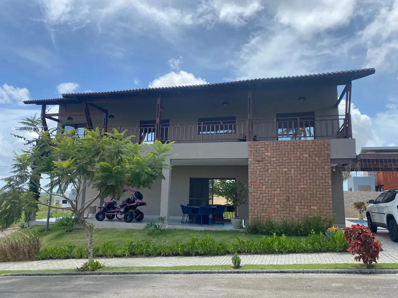 Linda - Maravilhosa - Casa 300 m² - 340 m² área total - Com 5 quartos, 3 suítes - Condomín