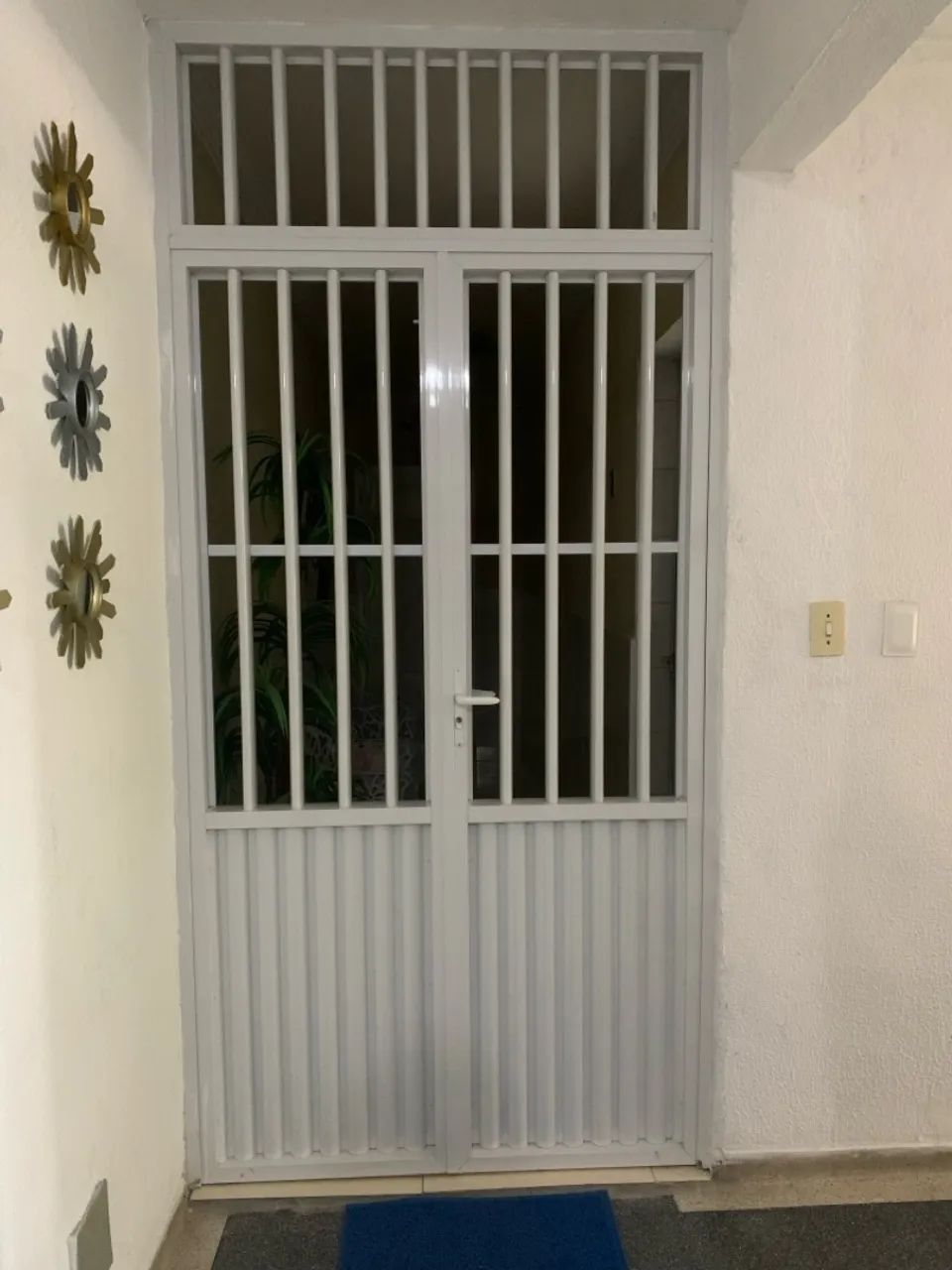 Portão de alumínio com grades - Foto 2