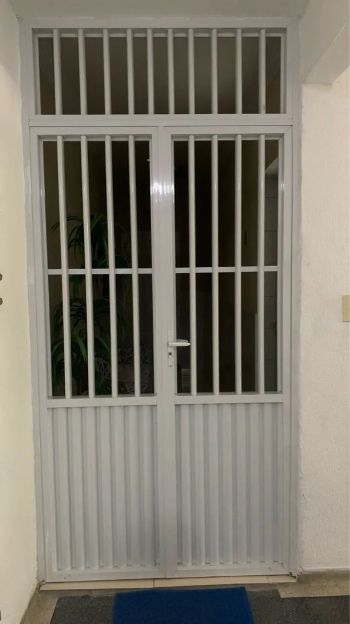 Portão de alumínio com grades