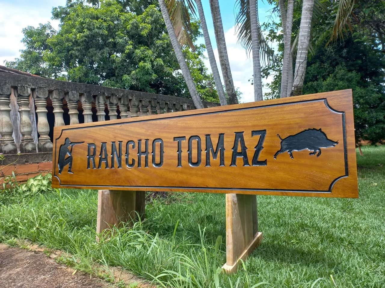 Placa rústica de madeira para entradas