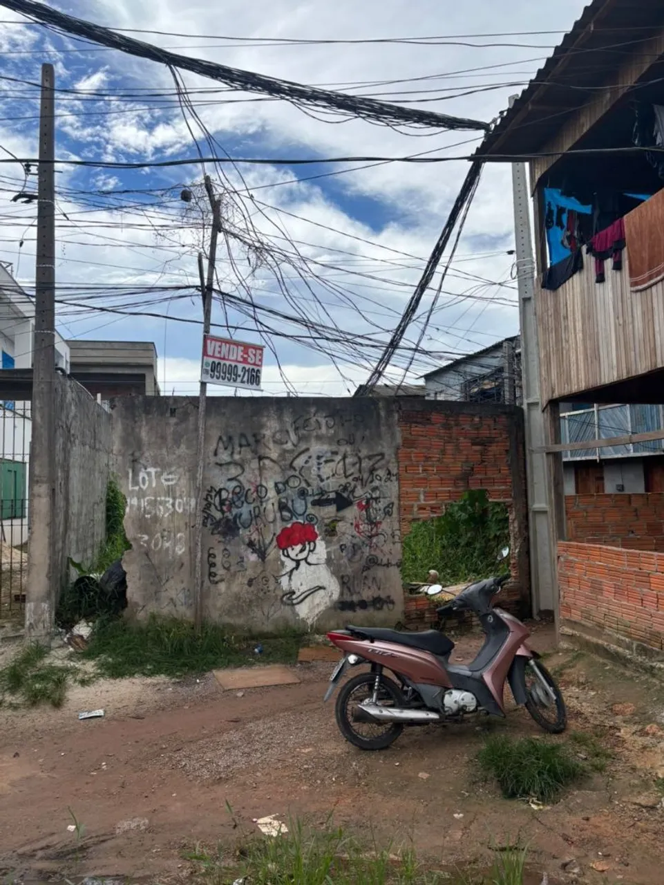 Vende-se terreno á 700m do marco zero sendo 7 por 15. Contato * zap.