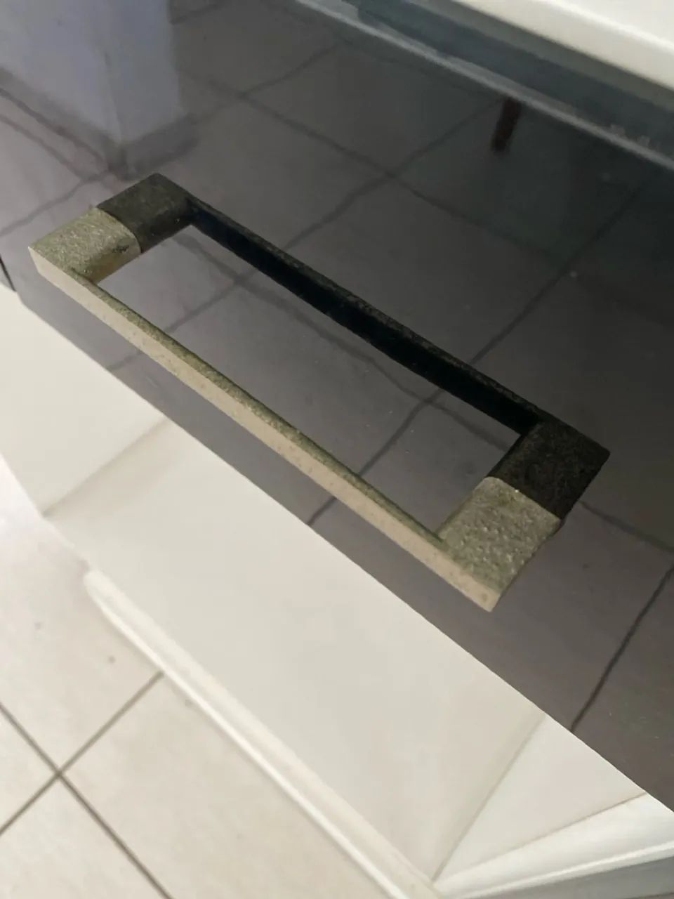 Armário de chão MDF preto e branco com gavetas e porta - Foto 4