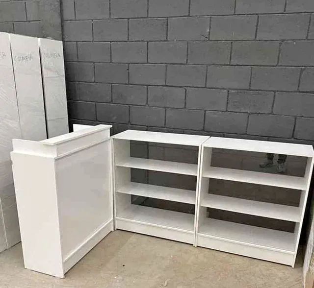 KIT DE DOIS EXPOSITORES E UM CAIXA PARA LOJA