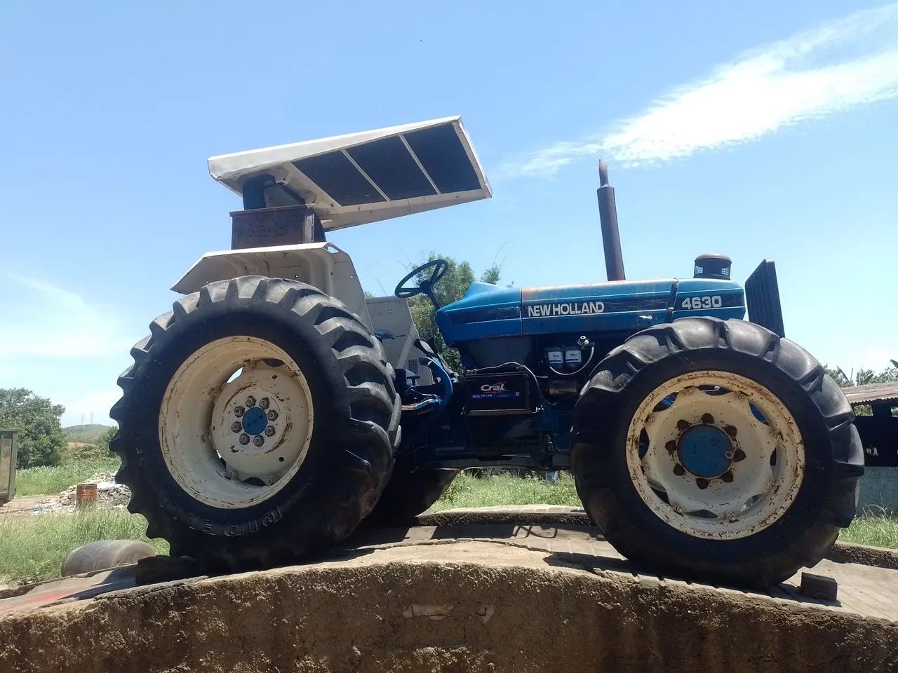 Trator New Holland 4630 - Tratores e máquinas agrícolas - Areia